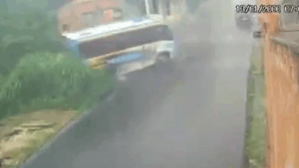 Vídeo: Veja o momento em que micro-ônibus perde o controle e invade casa