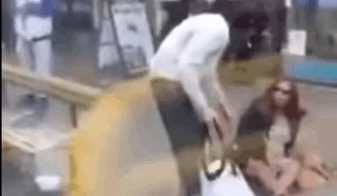 VÍDEO: Mulher é arremessada de ônibus, após cuspir em passageiro