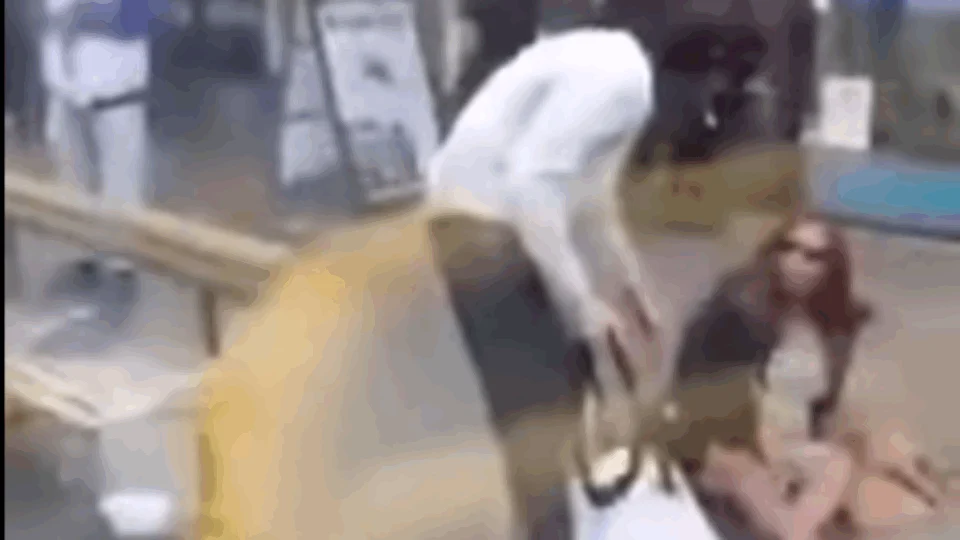 Mulher é arremessada de ônibus, após cuspir em passageiro. Veja vídeo!