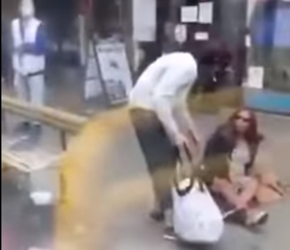 Mulher é arremessada de ônibus, após cuspir em passageiro. Veja vídeo!