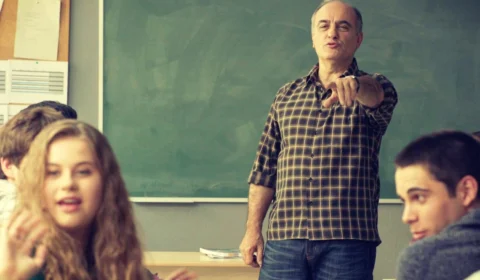 Dia do Professor: Confira indicações de séries e filmes da Netflix para celebrar essa data especial