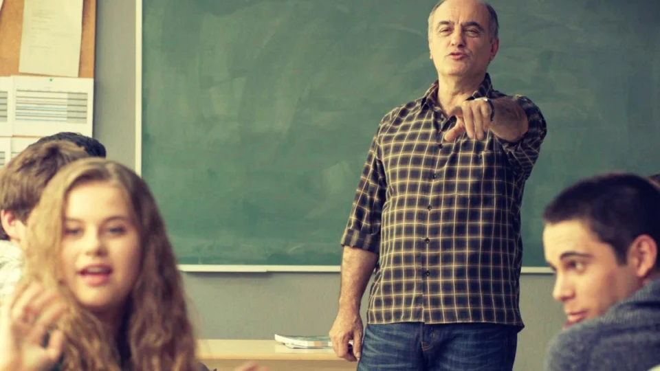 Dia do Professor: Confira indicações de séries e filmes da Netflix para celebrar essa data especial