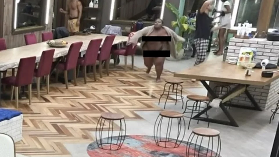 Jojo Todynho corre pelada após festa na ‘Fazenda 12’ e vira meme na internet