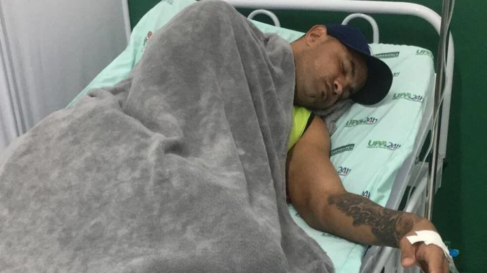 Goleiro Bruno e mais 16 jogadores são internados com suspeita de intoxicação alimentar