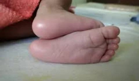 Bebê morre sufocada com manta enquanto dormia com a mãe na cama