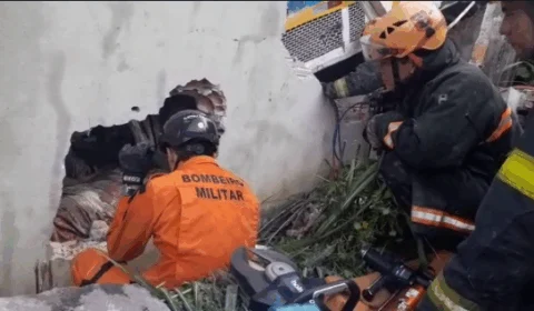 Exclusivo: Veja momento em que adolescente, preso debaixo de micro-ônibus, é resgatado por bombeiros