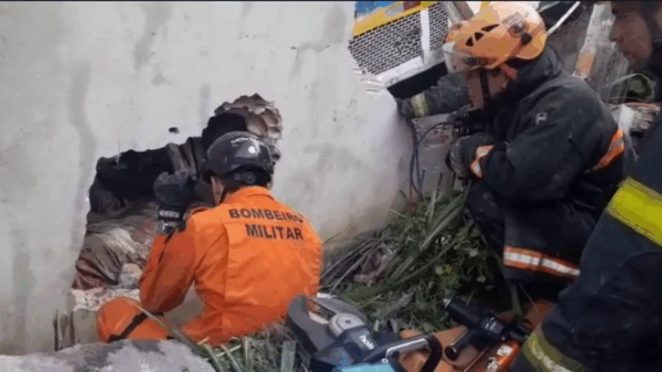 Exclusivo: Veja momento em que adolescente, preso debaixo de micro-ônibus, é resgatado por bombeiros