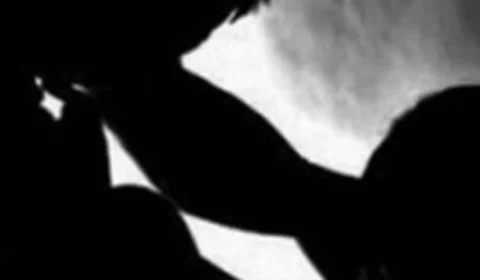 Mãe segurava e tapava a boca da filha pra padastro estuprá-la