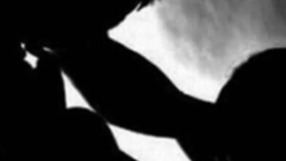 Mãe segurava e tapava a boca da filha pra padastro estuprá-la