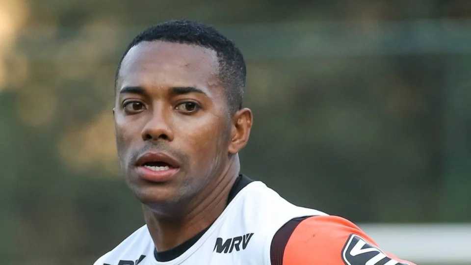 Após ser contratado por Santos, internet rejeita Robinho, acusado de estupro