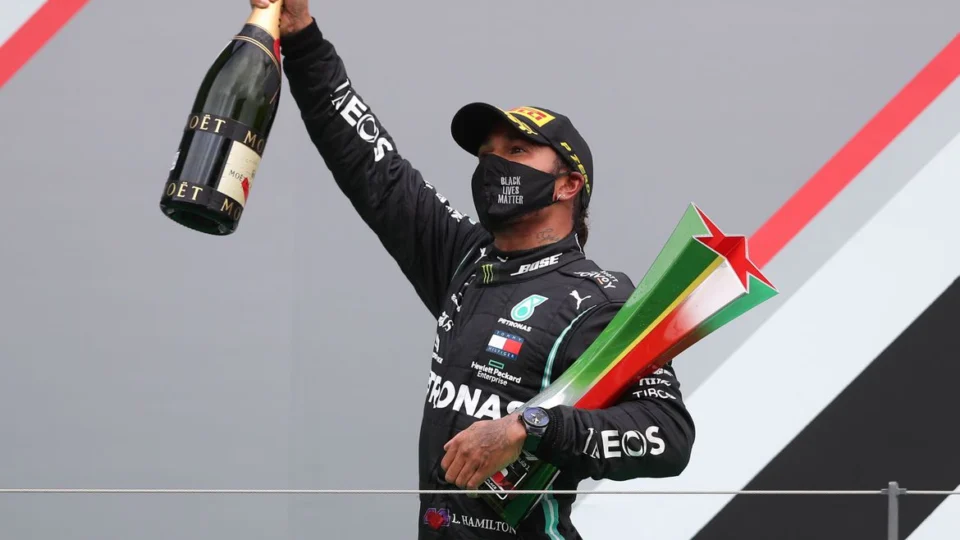 Heptacampeão Hamilton bate recorde ao conquistar a pole no Bahrein