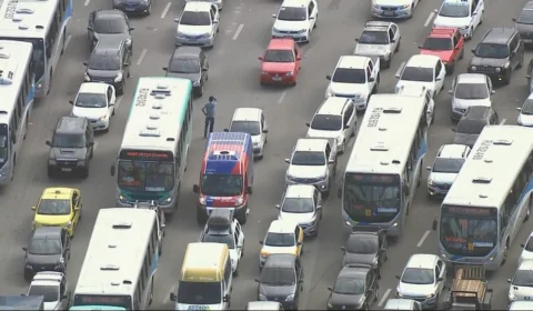 Homem “perde” carro em engarrafamento e fica procurando por meia hora