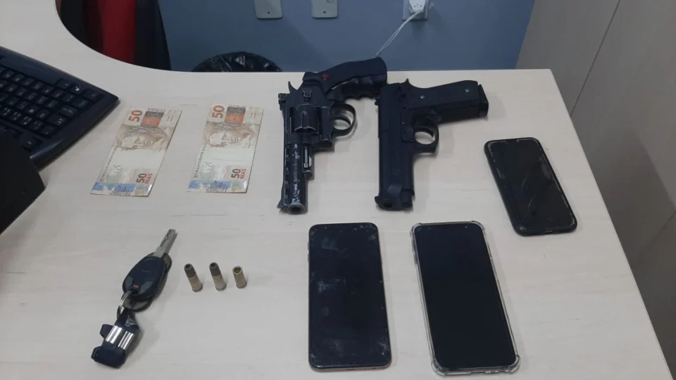 Polícia Militar detém trio por roubo de celulares em via pública, no bairro Japiim