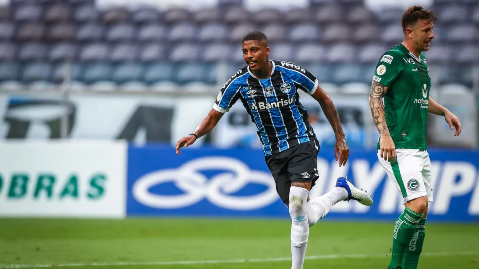 Grêmio vence Goiás por 2 a 1, em noite de recorde de Renato Gaúcho