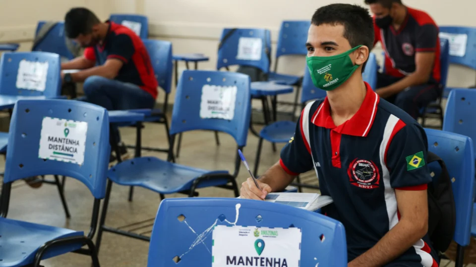 Governo do Amazonas retoma aulas presenciais para 50 mil alunos da Região Metropolitana de Manaus