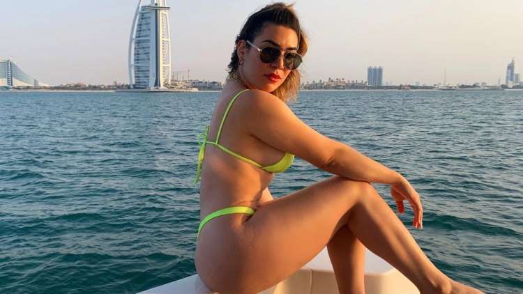 Cantora Naiara Azevendo