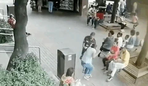 Vídeo mostra momento exato em que homem agride mulher