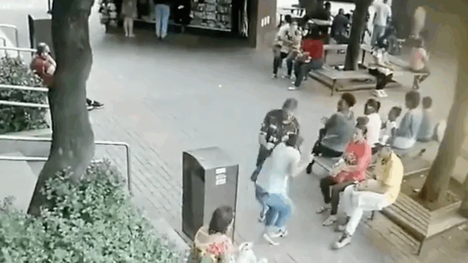 Vídeo mostra momento exato em que homem agride mulher