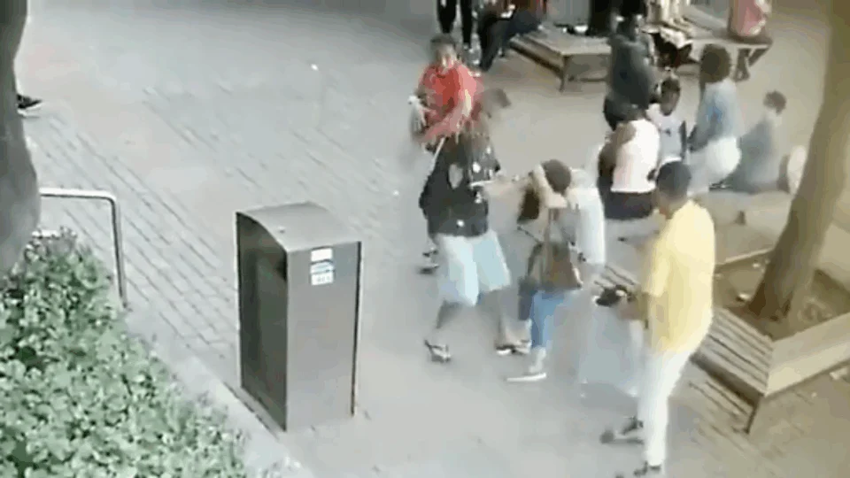 Homem agride mulher em via pública e acaba apanhando de 2 desconhecidos