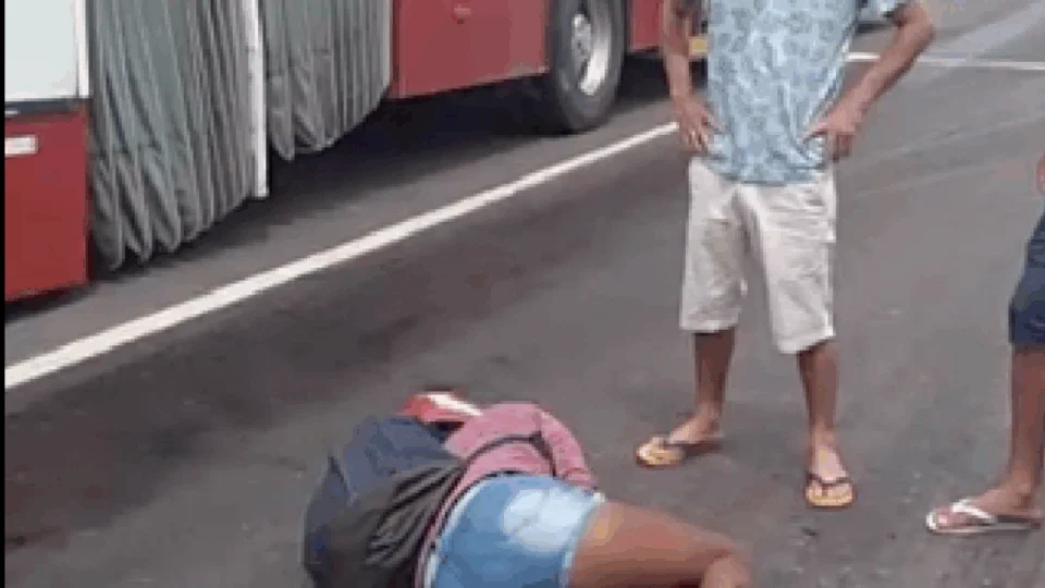 Mulher quebra a perna após cair em óleo derramado por ônibus na Cidade Nova. Veja vídeo!