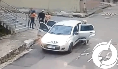 VÍDEO! Criminosos em Fiat Uno praticam arrastão no bairro Japiim