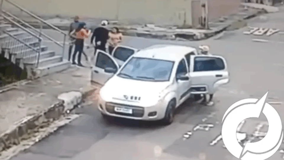 VÍDEO! Criminosos em Fiat Uno praticam arrastão no bairro Japiim