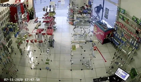 Vídeo | Homem atira contra atendente de farmácia