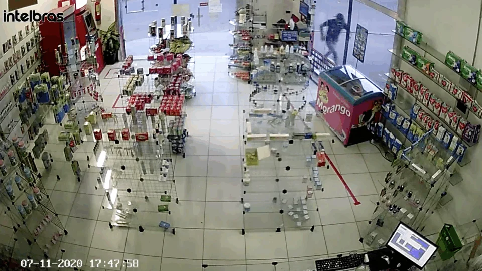 Vídeo | Homem atira contra atendente de farmácia
