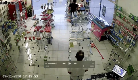 Vídeo mostra o momento em que homem atira contra atendente de farmácia