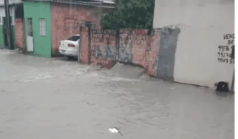 VÍDEO | Rua Canudeiro alaga por conta de bueiro estourado, no Monte das Oliveiras