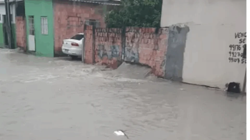 VÍDEO | Rua Canudeiro alaga por conta de bueiro estourado, no Monte das Oliveiras