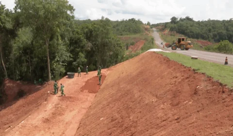 Governo do Amazonas avança com obras de manutenção na Estrada de Balbina