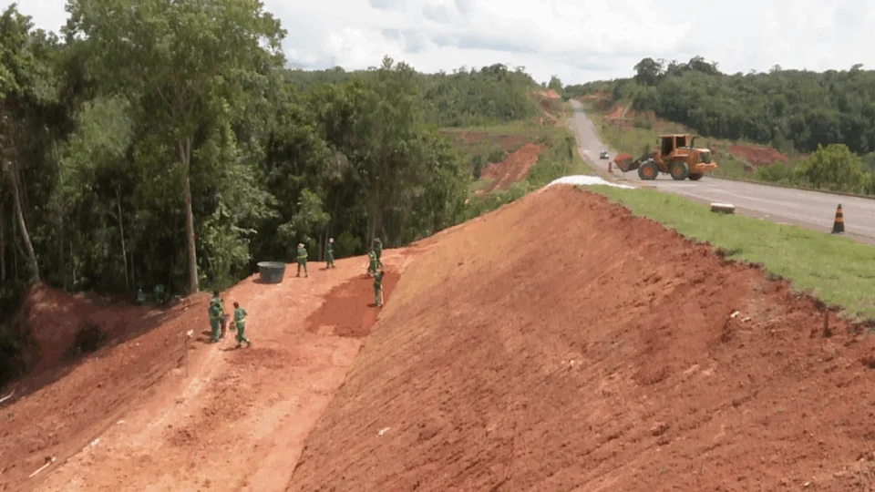 Governo do Amazonas avança com obras de manutenção na Estrada de Balbina