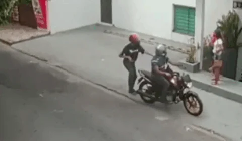 VÍDEO- Dupla em moto realiza assaltos no bairro Japiim