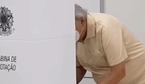 VÍDEO! Candidato Amazonino Mendes apresenta dificuldades no momento do voto