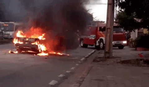 VEJA VÍDEO! Carro é completamente consumido por chamas na avenida Cosme Ferreira