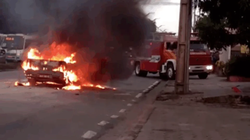 VÍDEO! Carro pega fogo na Avenida Cosme Ferreira