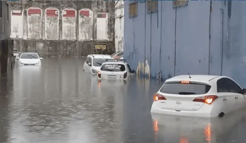 VÍDEO | Carros ficam submersos após chuva alagar estacionamento