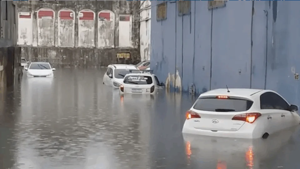 VÍDEO | Carros ficam submersos após chuva alagar estacionamento