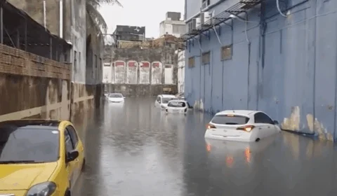 Estacionamento alaga e deixa 12 veículos submersos no Centro de Manaus. Veja vídeo!