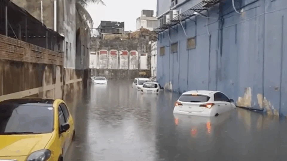 Estacionamento alaga e deixa 12 veículos submersos no Centro de Manaus. Veja vídeo!
