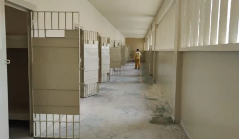 Internos da Unidade Prisional do Puraquequara trabalham na reforma de galerias da unidade