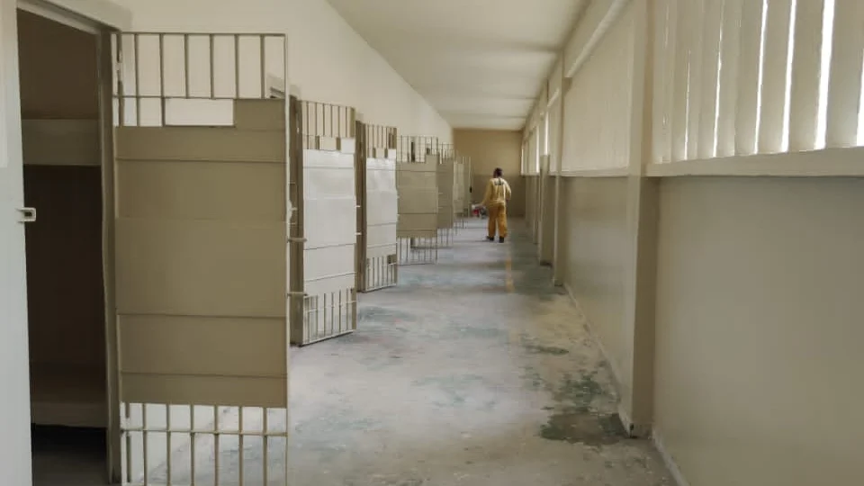 Internos da Unidade Prisional do Puraquequara trabalham na reforma de galerias da unidade