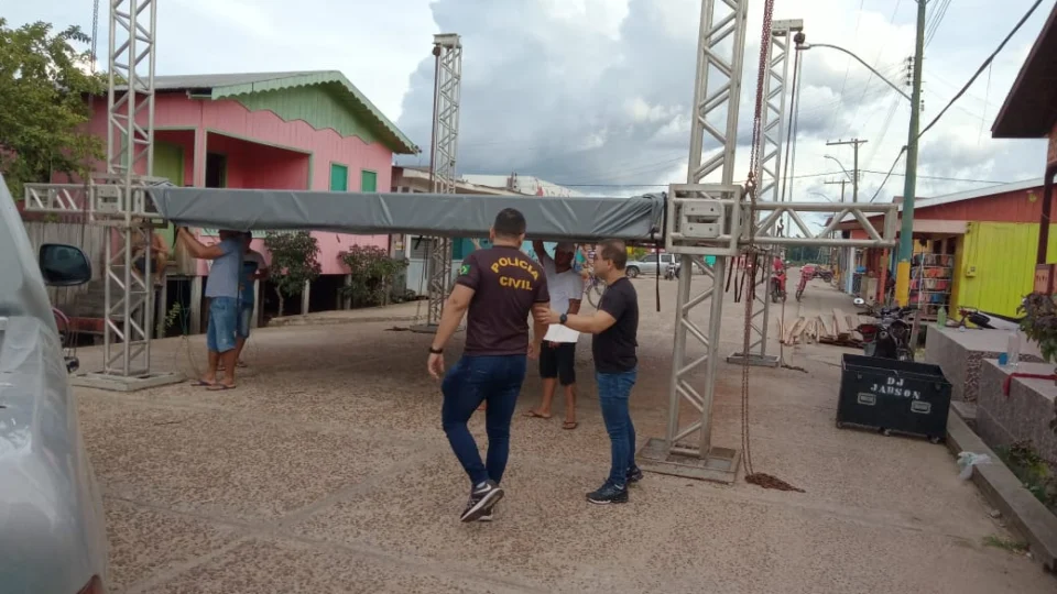 Polícia Civil cumpre ordem judicial de caráter impeditivo a um comício irregular, em Canutama