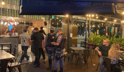 Festa clandestina com quase mil pessoas é fechada na madrugada deste sábado (28); CIF notificou estabelecimentos