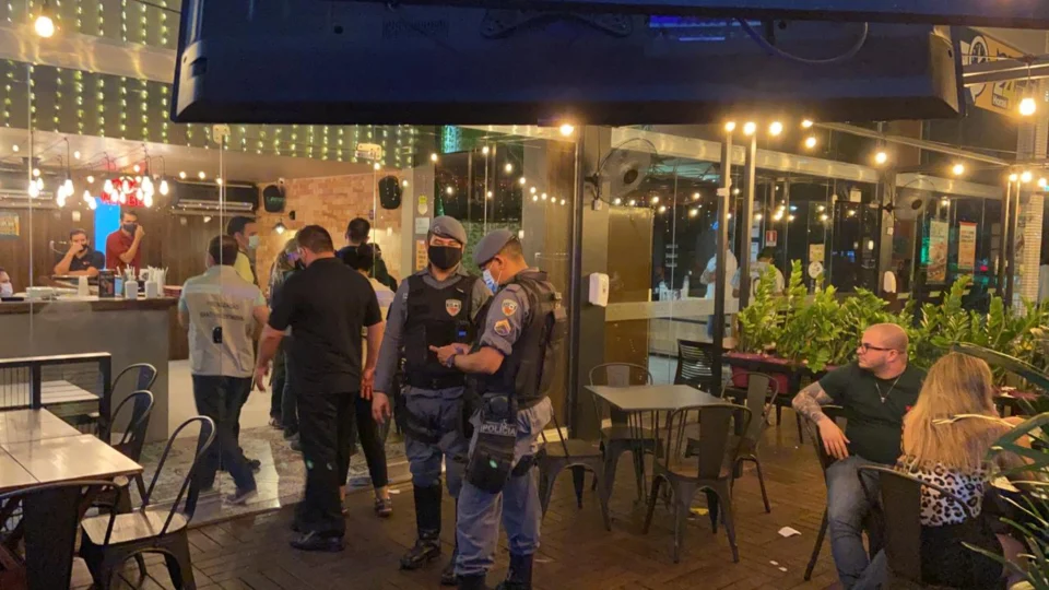 Festa clandestina com quase mil pessoas é fechada na madrugada deste sábado (28); CIF notificou estabelecimentos