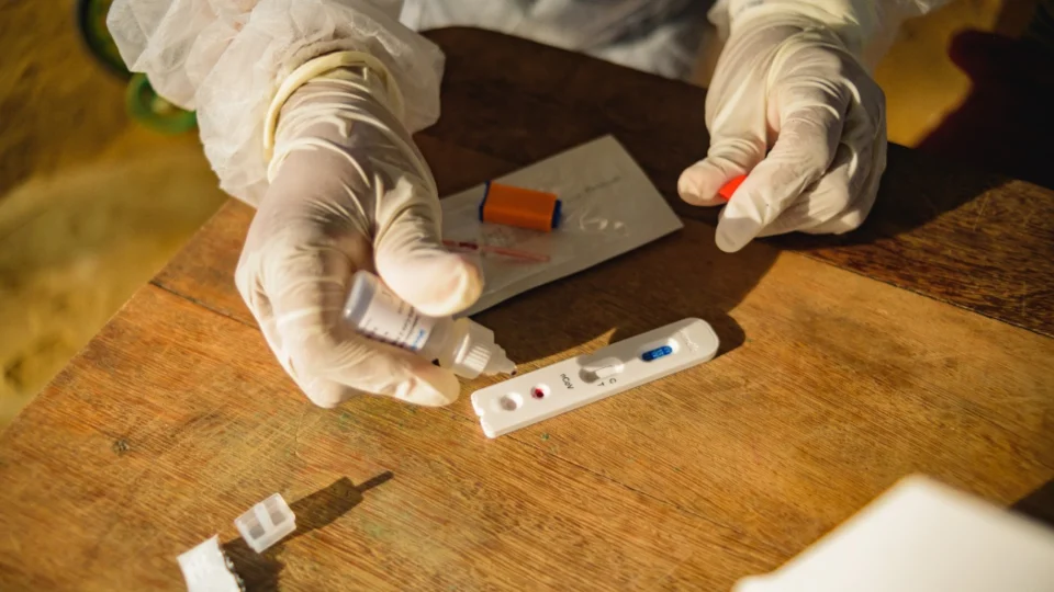 Testes rápidos para detecção de anticorpos da Covid-19 auxiliam comunidades da Amazônia no controle de transmissão do vírus