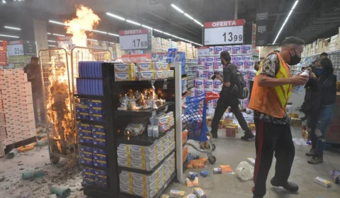 Em protesto contra o racismo, manifestantes tocam fogo em Carrefour