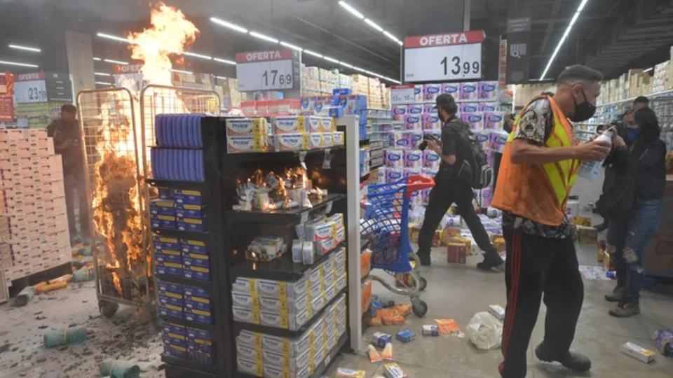 Em protesto contra o racismo, manifestantes tocam fogo em Carrefour