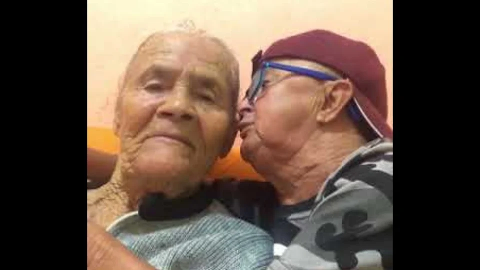 Mãe de Jotinha é internada com suspeita de Covid-19; Humorista morreu em decorrência da doença